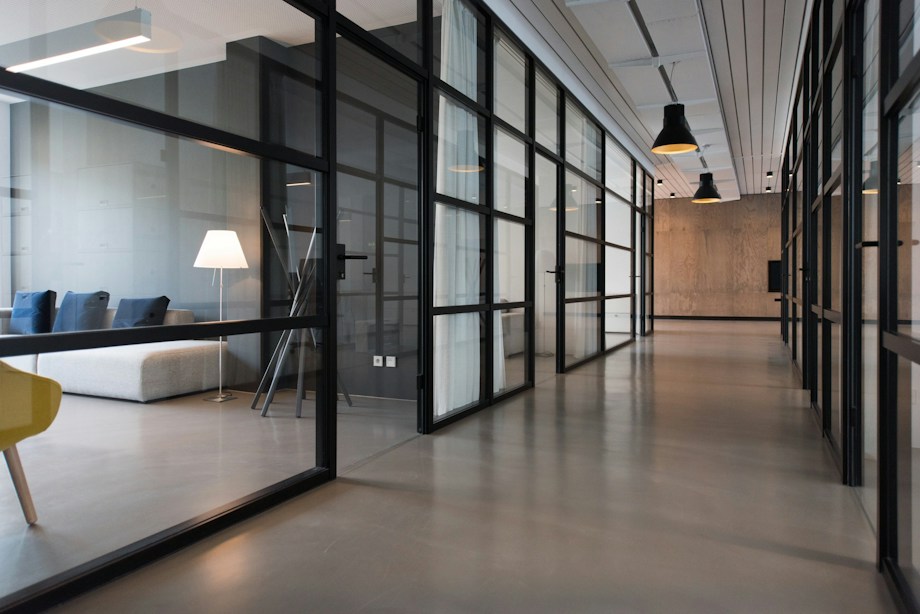 Oficina con diseño interior contemporáneo